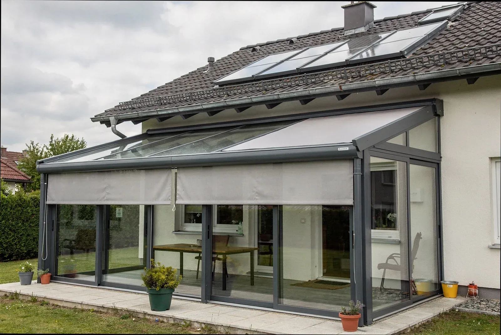 Beschattung unter dem Glasdach eines Wintergartens in Lohmar